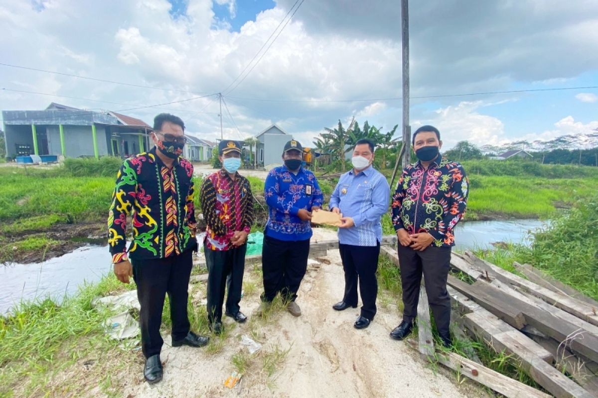 Bupati Kotim bantu swadaya perbaiki jembatan