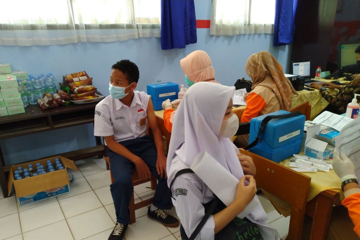 Vaksinasi COVID-29 pelajar di Sukabumi dipercapat imbangi  PTM