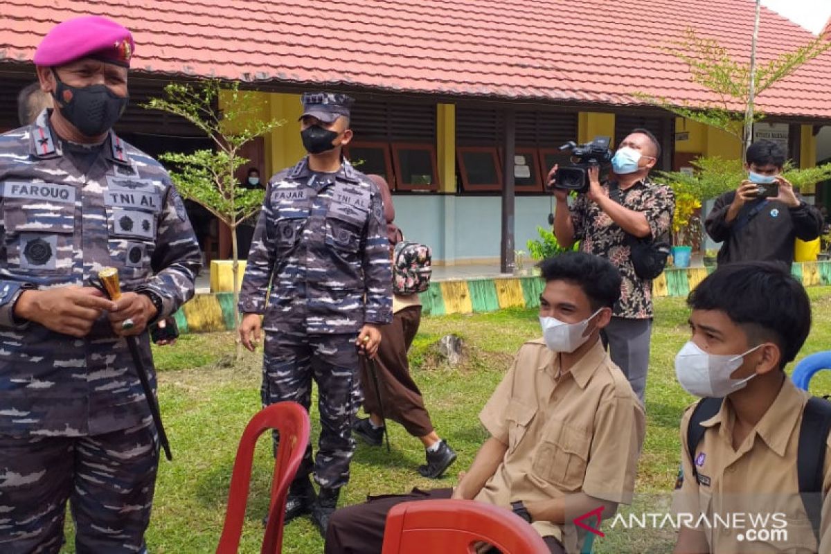 Danlantamal III tinjau kegiatan vaksinasi pelajar di Belitung