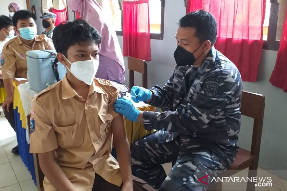 TNI Angkatan Laut vaksin 500 pelajar Belitung