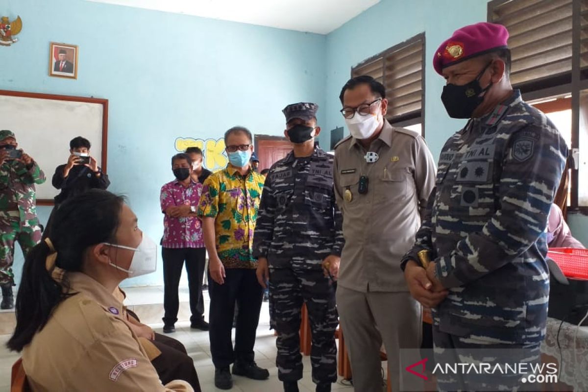 Danlantamal III tinjau vaksinasi pelajar di Belitung