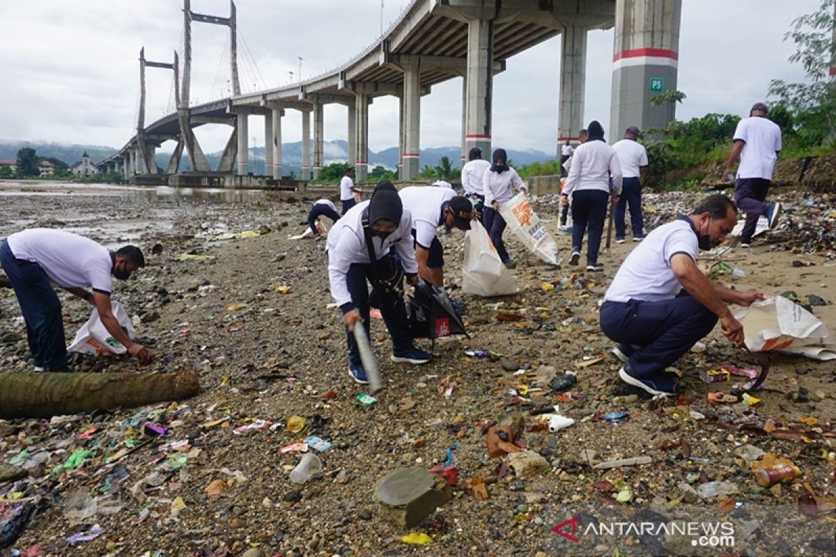 Peringati HUT TNI, ratusan prajurit Lantamal IX bersihkan sampah di Teluk Ambon