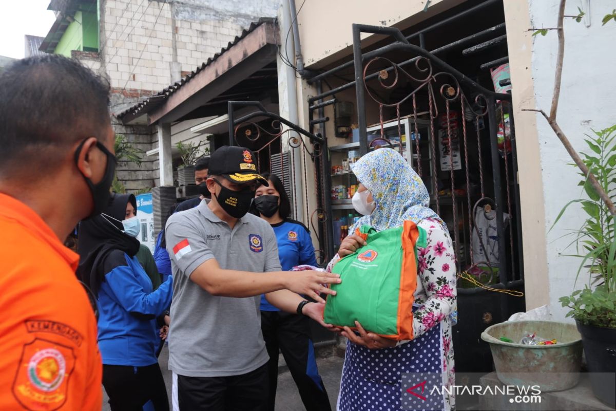 Satpol PP Jatim bagikan sembako dan masker