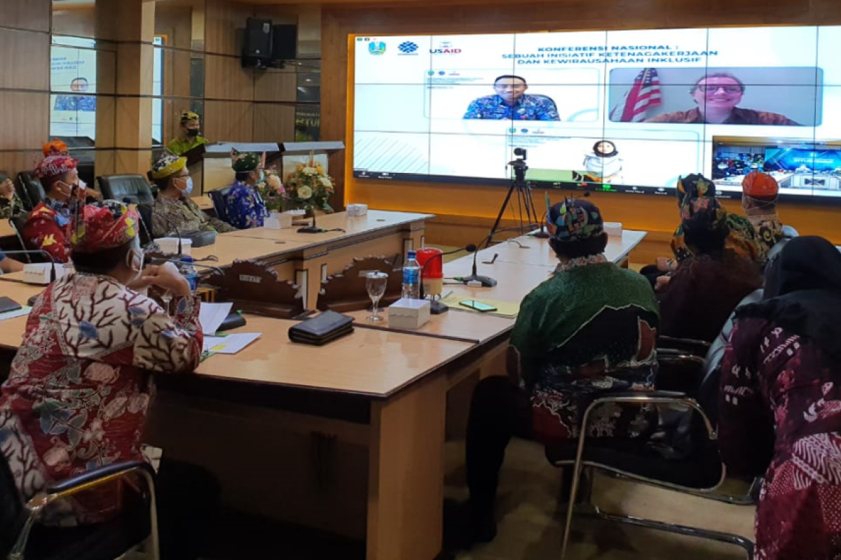 Konjen AS di Surabaya beri penghargaan 27 individu dan institusi