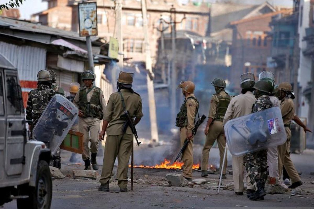 Milisi tembak mati dua guru di Kashmir India