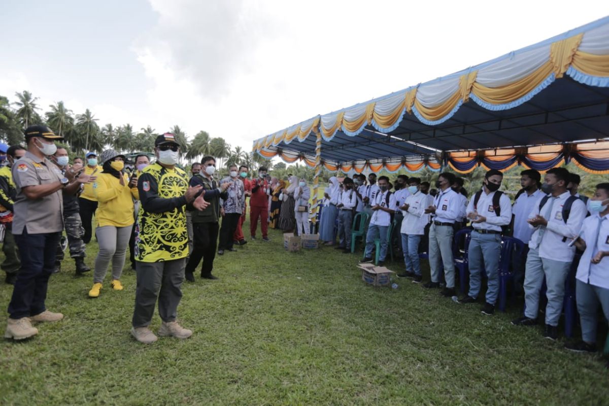 Paman Birin bagikan masker ke sekolah cegah COVID-19