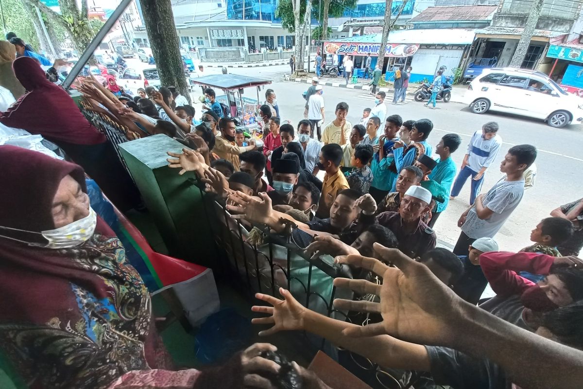 Berbagi di Jumat Berkah tetap berlangsung di Bukittinggi, saat PPKM dilonggarkan