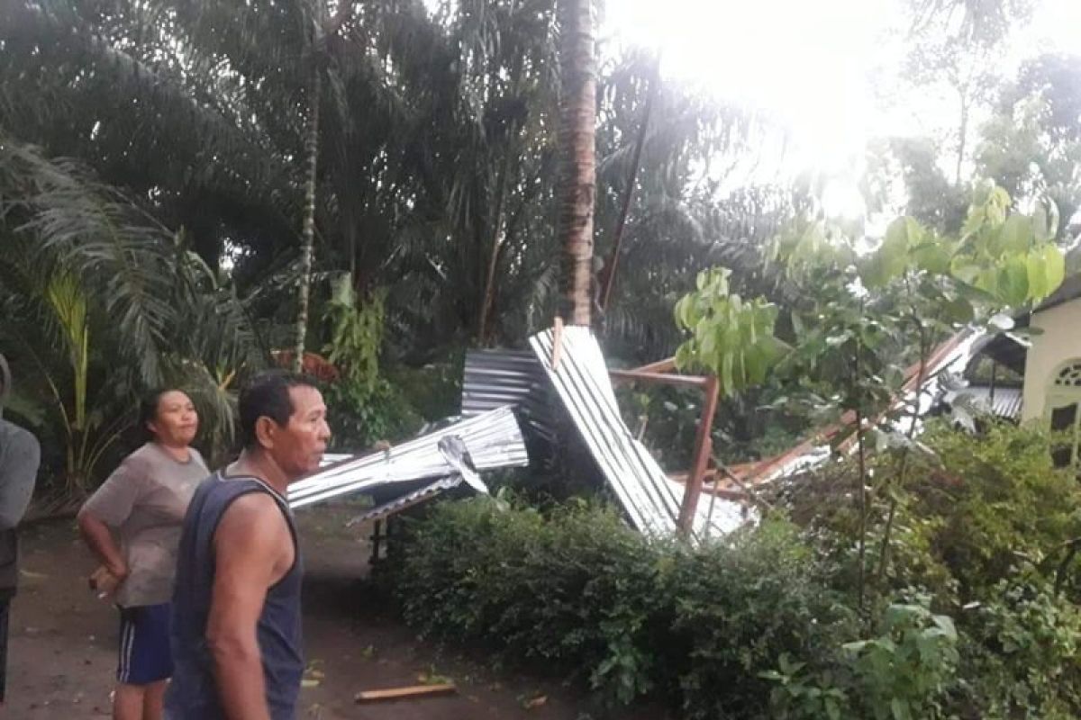 Puting beliung rusak 34 rumah warga desa di Serdang Bedagai