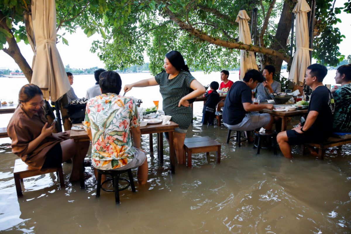 Viral restoran di Bangkok, tamu makan di tengah banjir