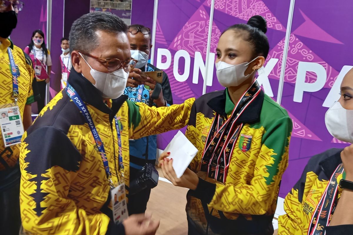 Sutjiati dan Tri Wahyuni dapat "uang kaget" dari KONI Lampung