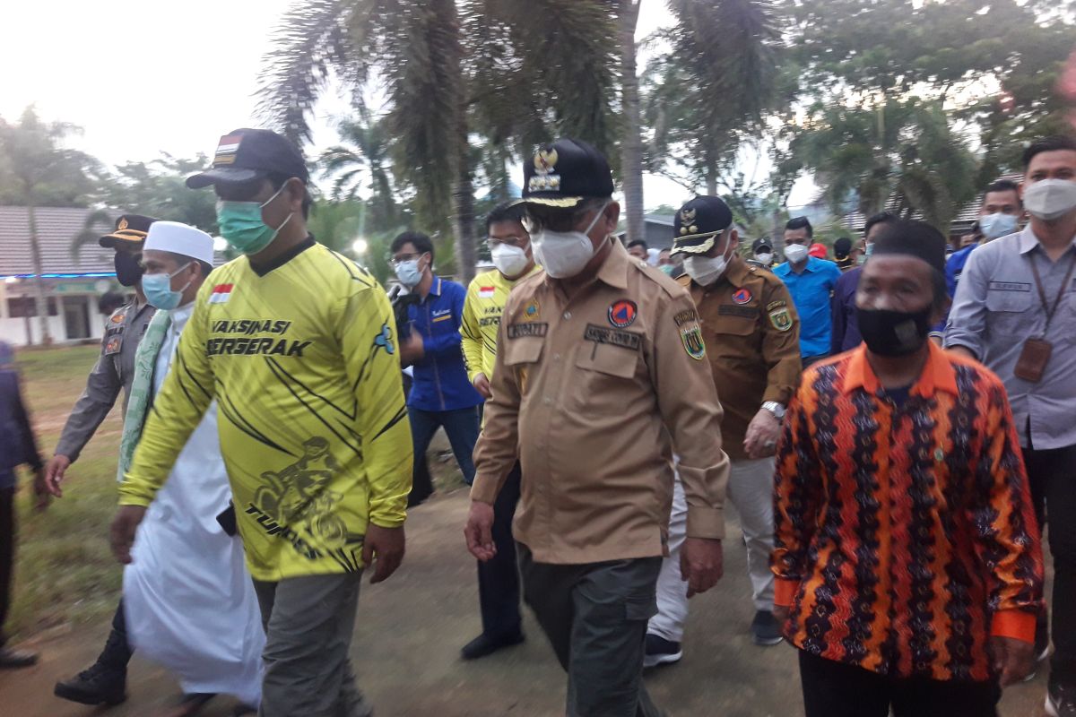 Jelang maghrib Sahbirin serahkan bantuan ke Jaro