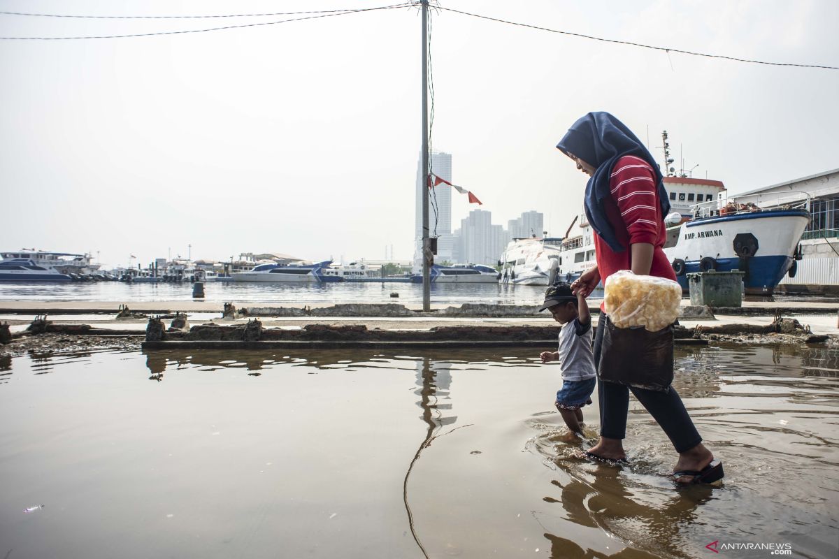 Hujan ringan turun di sejumlah pelabuhan DKI Jakarta pada Selasa
