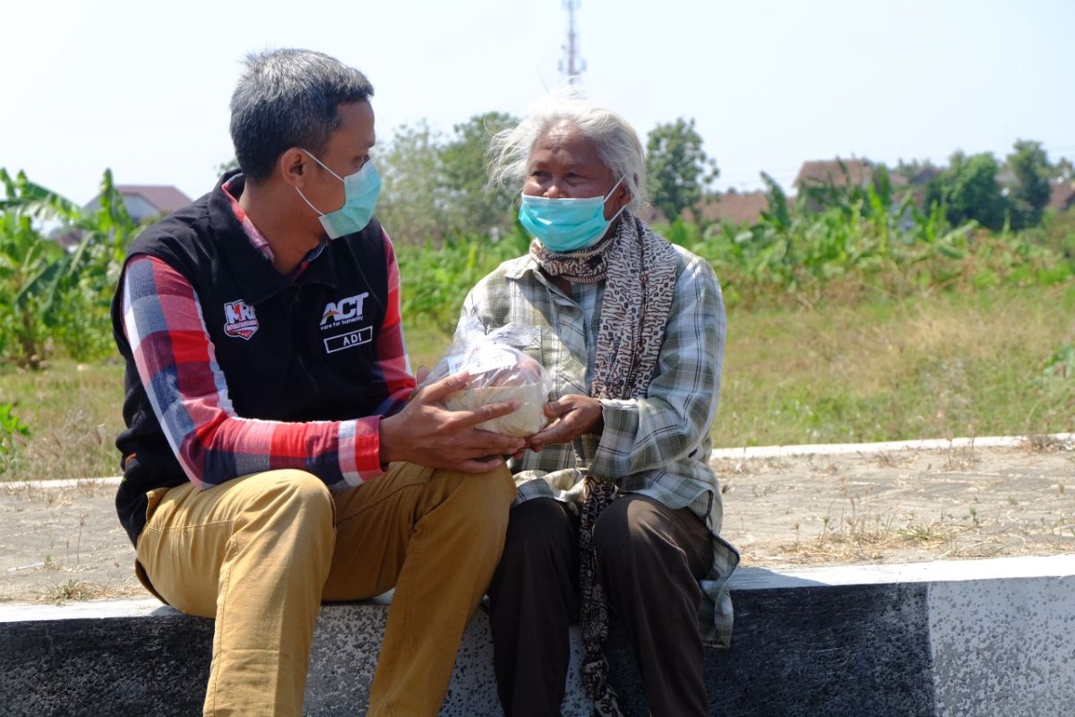 ACT Madiun dan Forum Zakat Jatim borong 2 ton telur ayam peternak Magetan