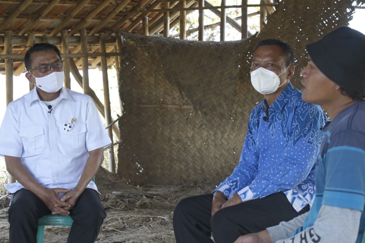 Moeldoko berdialog dengan petani garam di Desa Rawaurip Cirebon