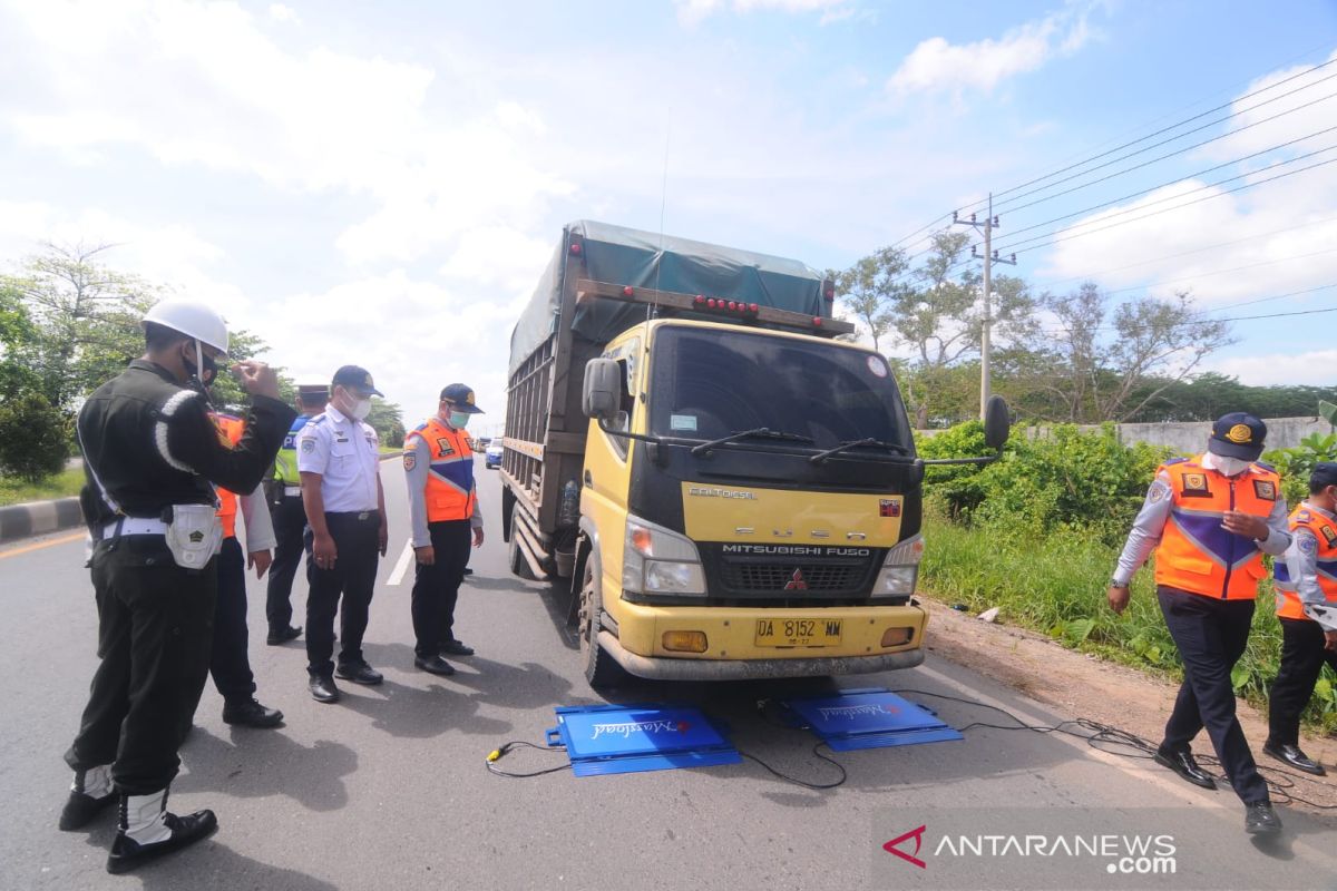 Polda Kalsel tilang 127 truk angkutan semen melebihi tonase