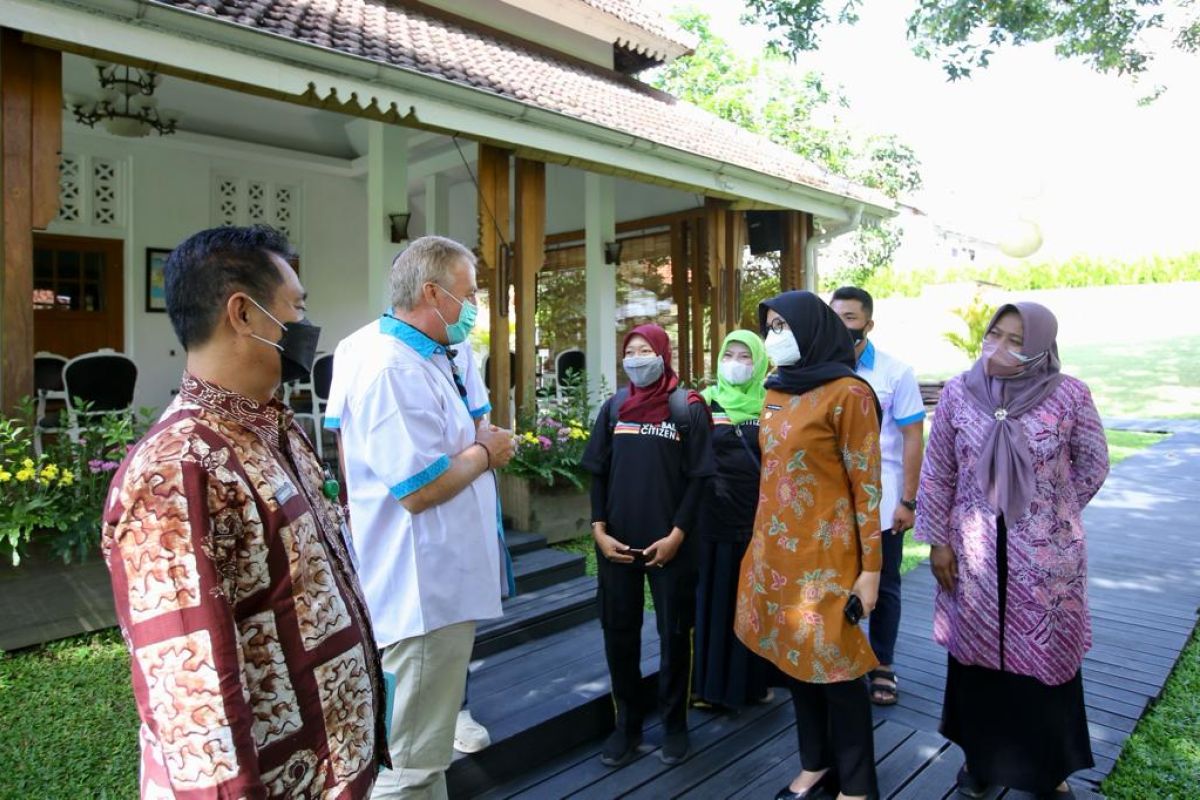 Yayasan Kampung Sedunia berikan bantuan 170 kursi roda penyandang disabilitas Banyuwangi