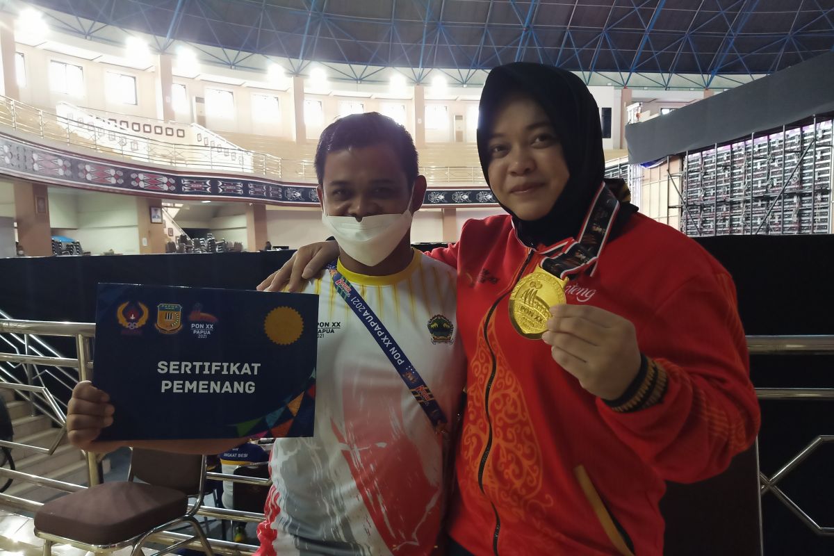 Central Java lifter Permatasari breaks national record