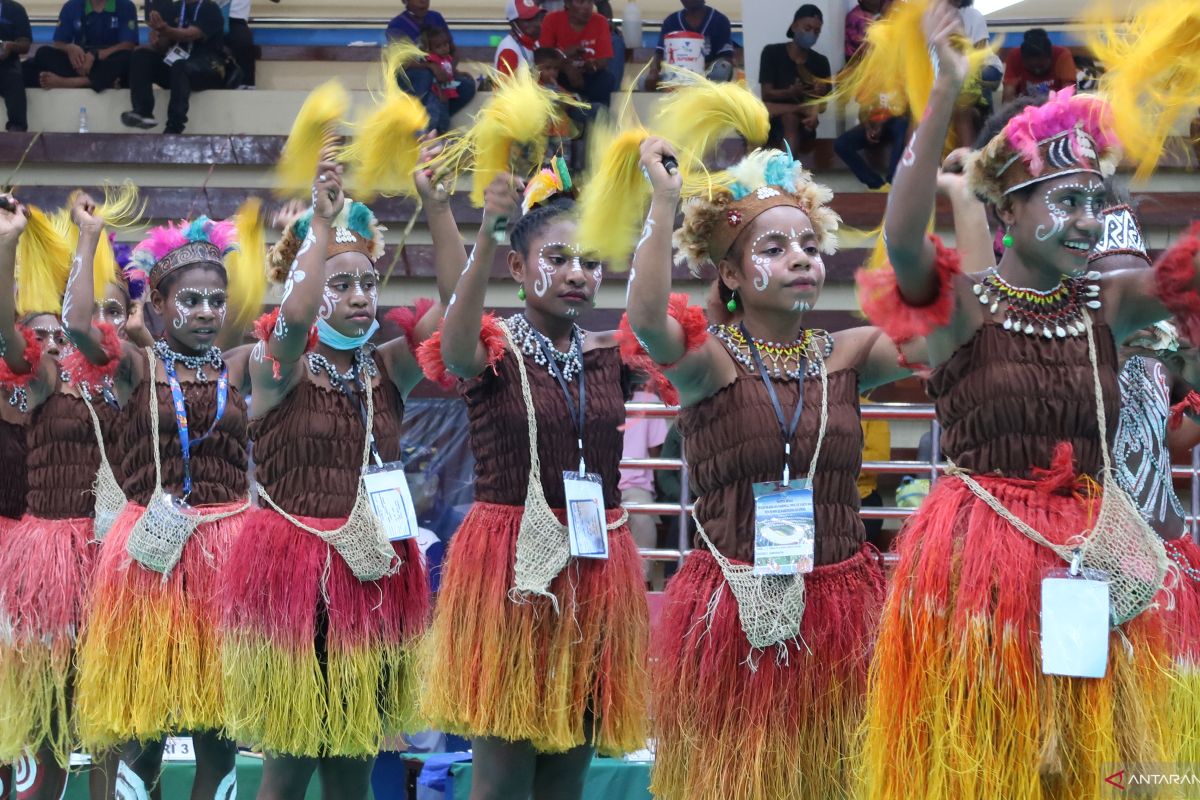 Tarian masyarakat adat Papua hibur penonton di GOR Toware Jayapura