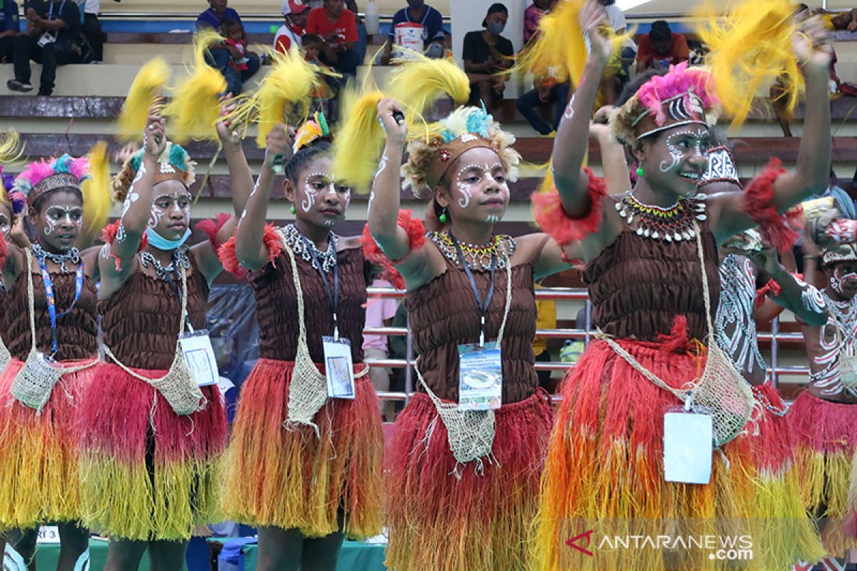 Tarian masyarakat adat Papua hibur penonton di GOR Toware