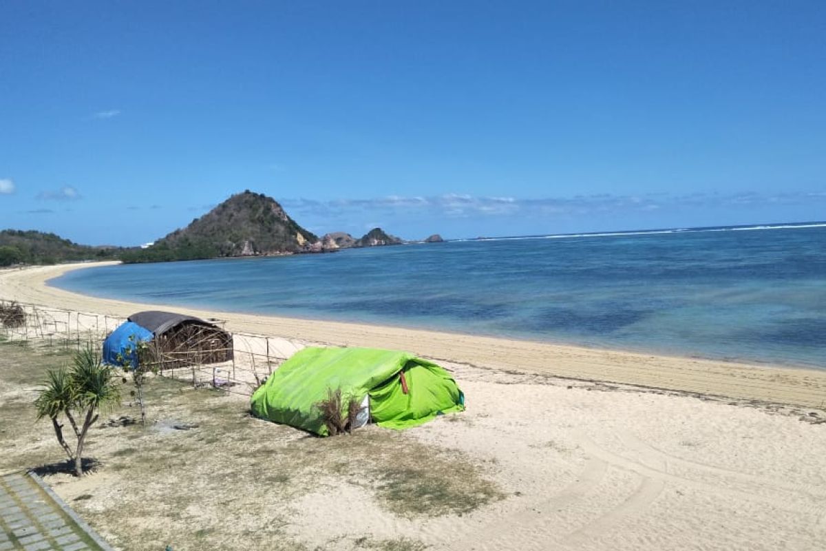 Tenda tradisi Madak warnai Pantai Kuta KEK Mandalika