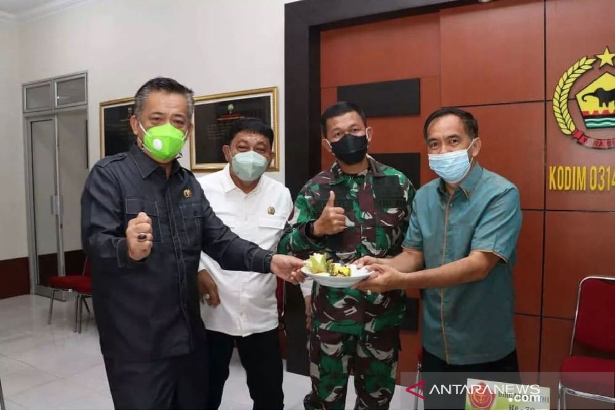 Galeri - DPRD Inhil beri kejutan saat HUT ke76 TNI