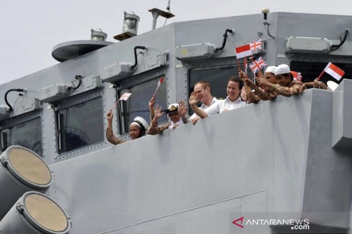 Kapal perang angkatan laut Inggris HMS Richmond kunjungi Indonesia