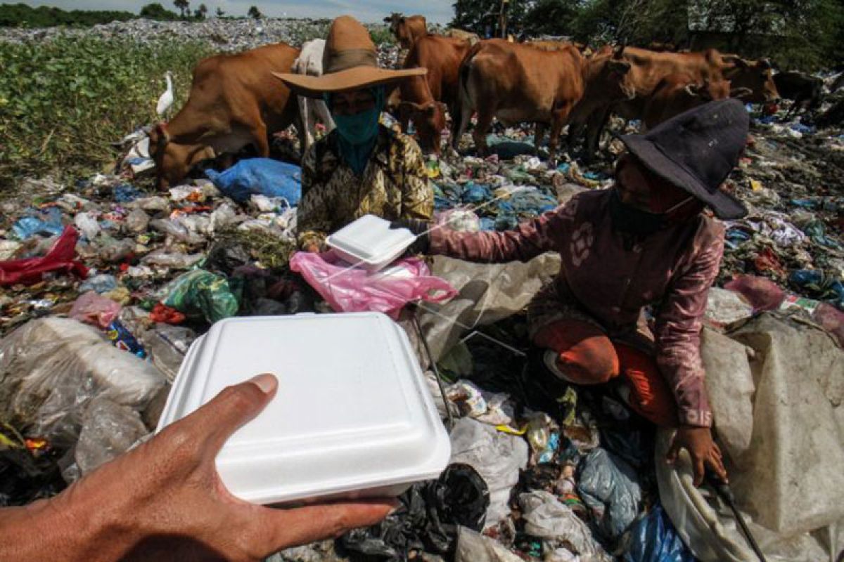 Pembagian makanan untuk pemulung