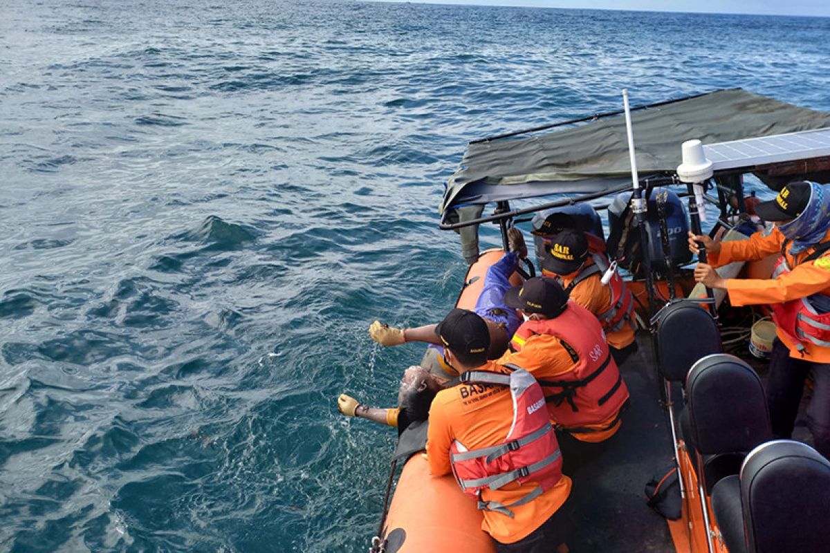 Tim SAR gabungan mengevakuasi korban tenggelam di Banyumas dan Cilacap