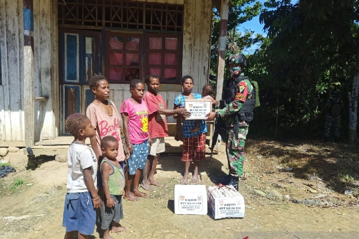 Satgas TNI bagikan sembako untuk warga perbatasan RI-PNG