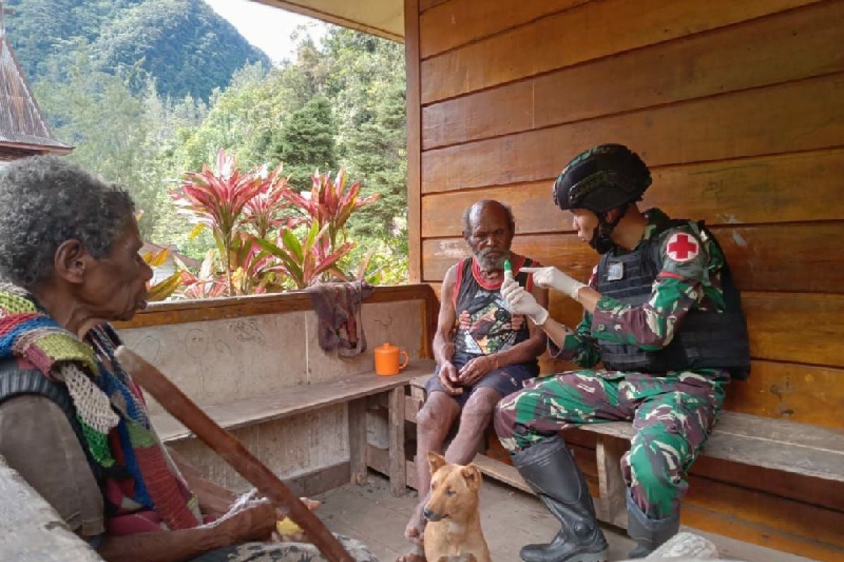 Satgas TNI Pamrahwan layani pengobatan warga Mimika dari rumah ke rumah