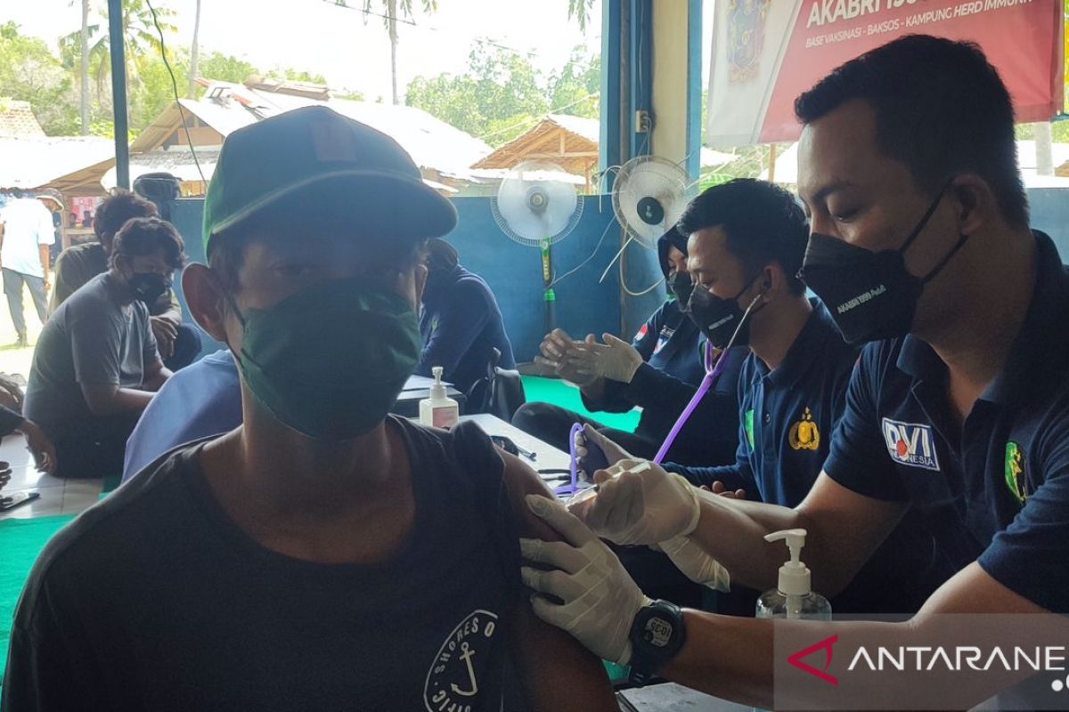 Kunjungi Pulau Sangiang, Polda Banten dan Akabri Angkatan 1999 gelar vaksinasi dan berbagi sembako