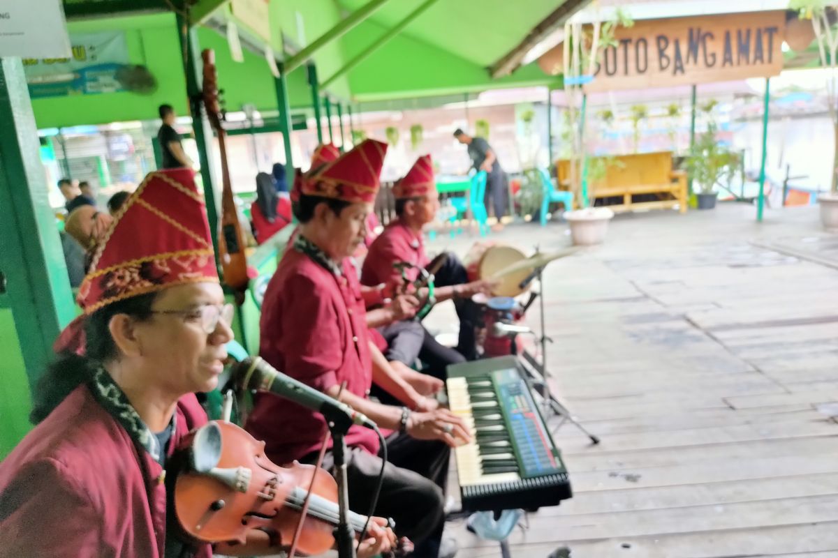 Group musik Banjar soto Abang Amat konsisten hibur pengunjung