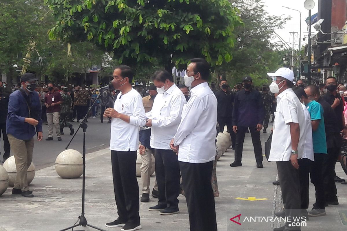 Presiden Joko Widodo resmikan program bantuan tunai untuk PKL