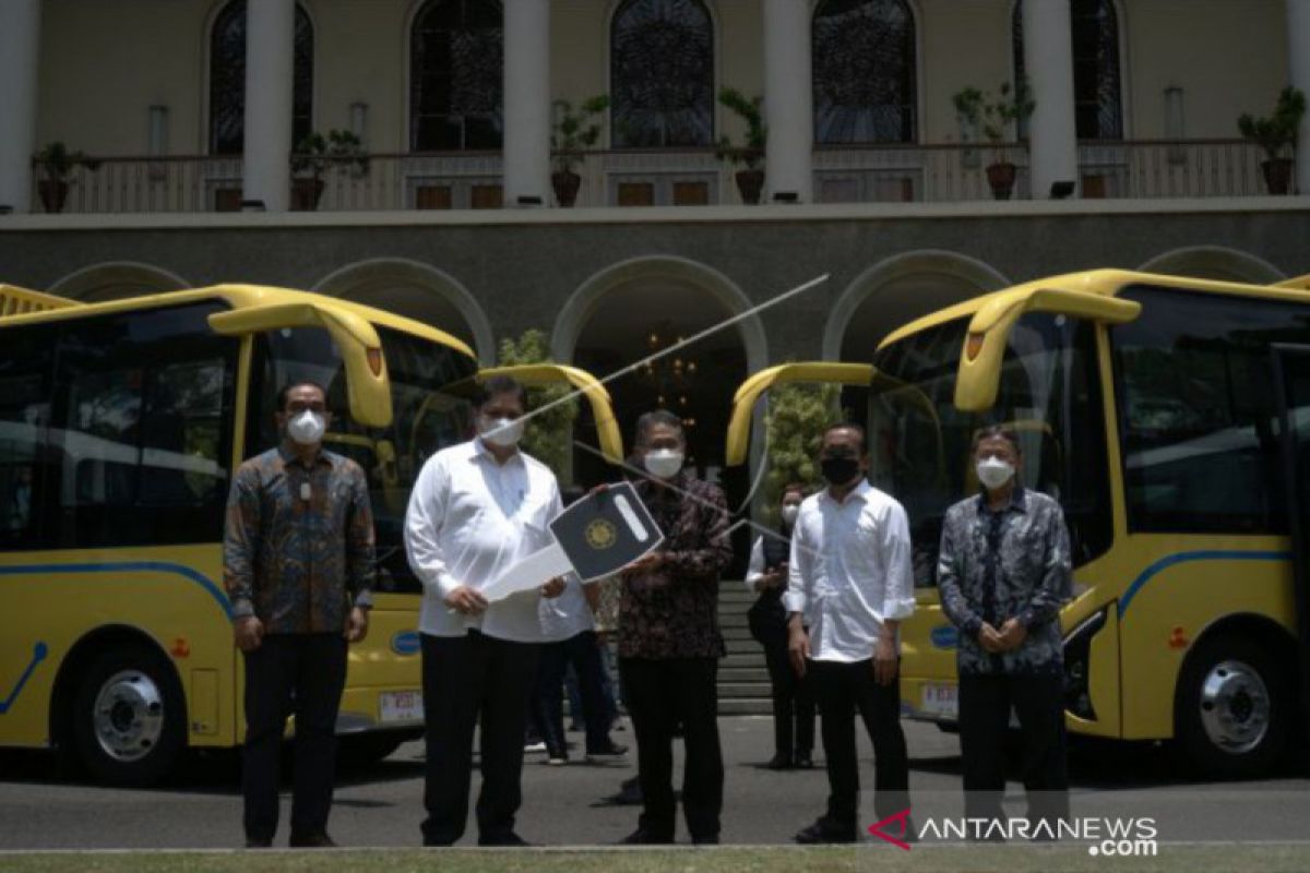 Airlangga Hartarto beri bantuan dua bus listrik dan dua microbus untuk UGM