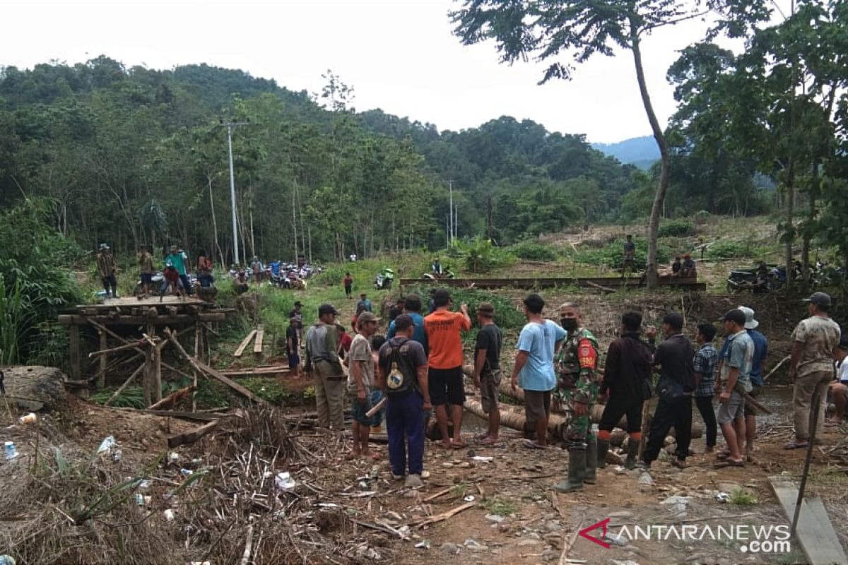 Rusak parah, warga Desa Haruyan Dayak dan Babinsa bangun jembatan darurat