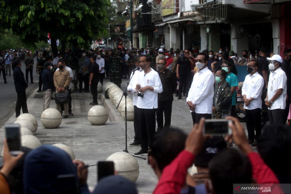 Presiden Jokowi resmikan program bantuan tunai untuk PKL