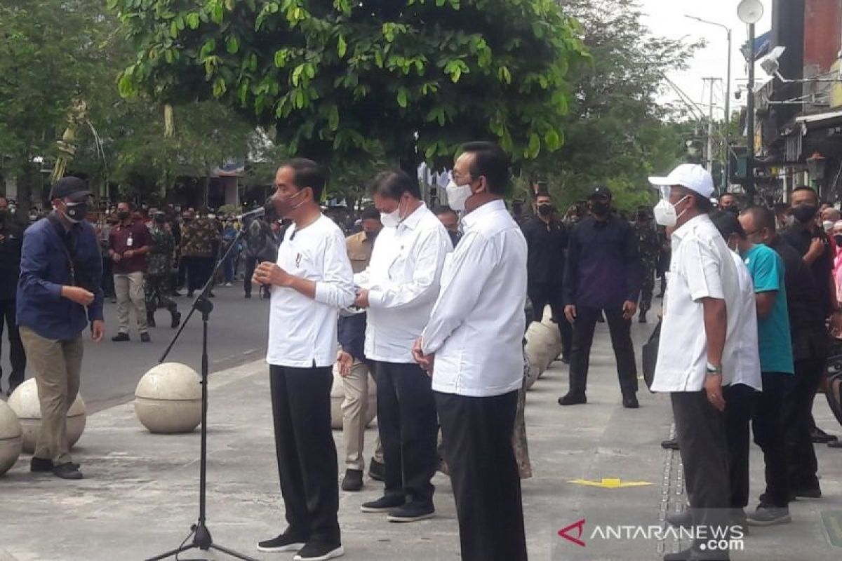 Presiden Joko Widodo resmikan program bantuan tunai untuk pedagang kaki lima