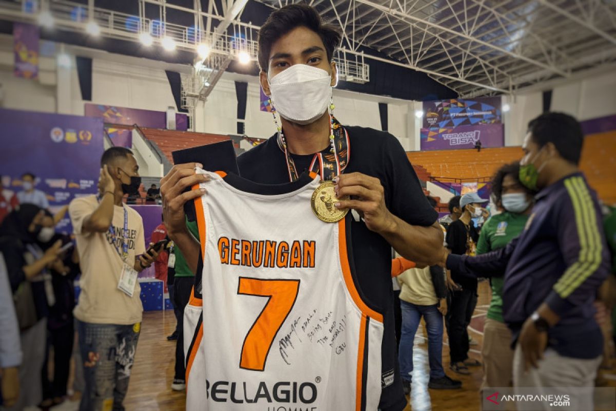 Yesaya persembahkan medali emas basket putra PON Papua untuk Mario Gerungan