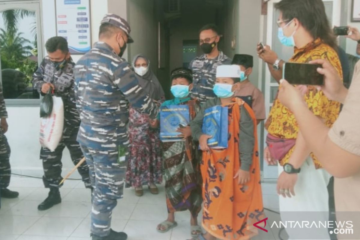 TNI-AL Lanal Tanjungbalai Asahan khitan 20 anak kurang mampu