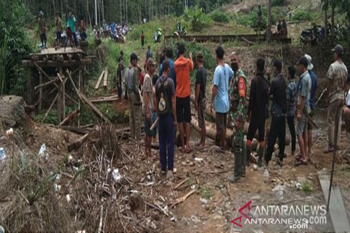 Babinsa dan masyarakat bangun jembatan darurat di daerah terpencil