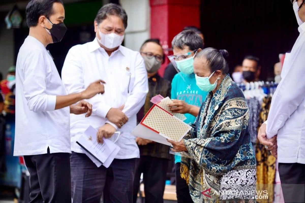 Airlangga Hartarto dampingi Presiden memulai salurkan bantuan untuk PKL dan Warung