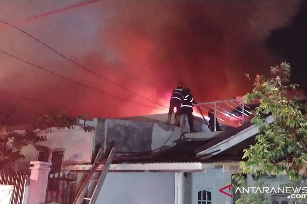 Kebakaran landa gudang berisi bahan kimia di Padang