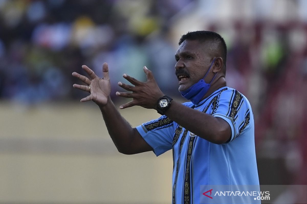 PON Papua - Pelatih Eduard Ivakdalam ingatkan pemain Papua agar rendah hati