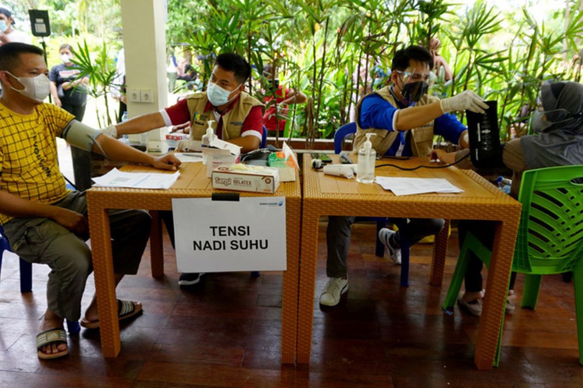 Dukung Kekebalan Kelompok, DSLNG Vaksinasi Masyarakat Sekitar Kilang LNG