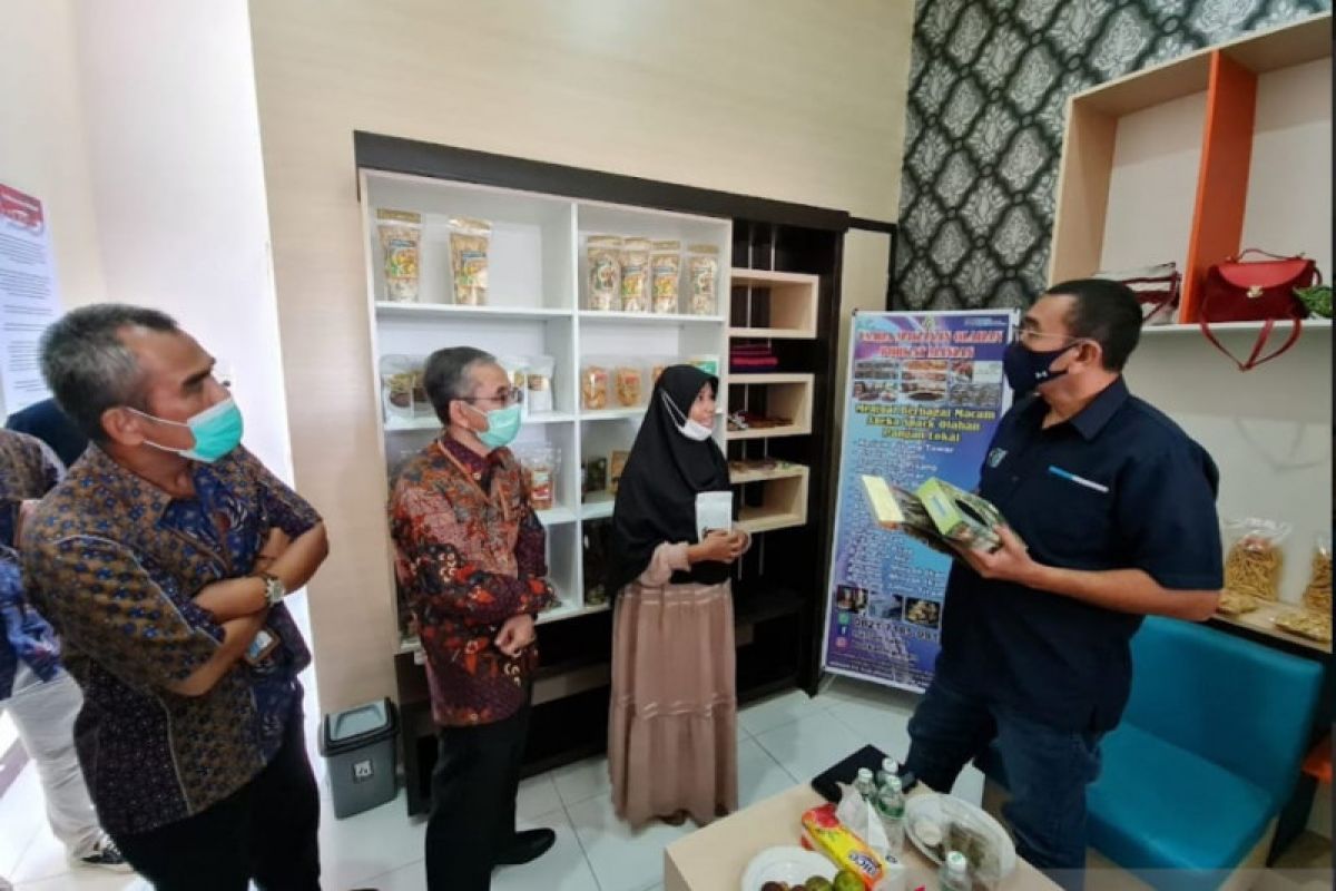 Menteri BUMN hadiahi UMKM Bukittinggi alat pengemasan produk