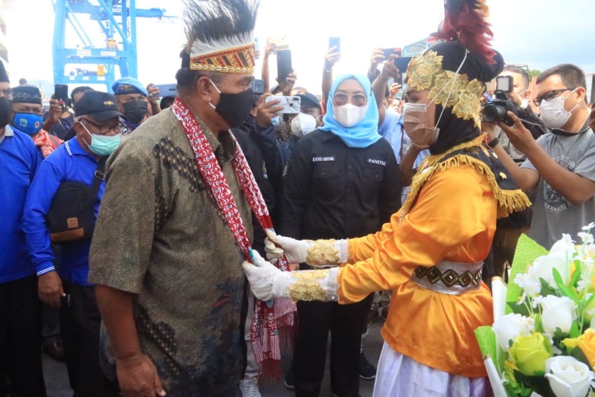 Kafilah Papua Barat tiba pertama kali di STQN Maluku Utara
