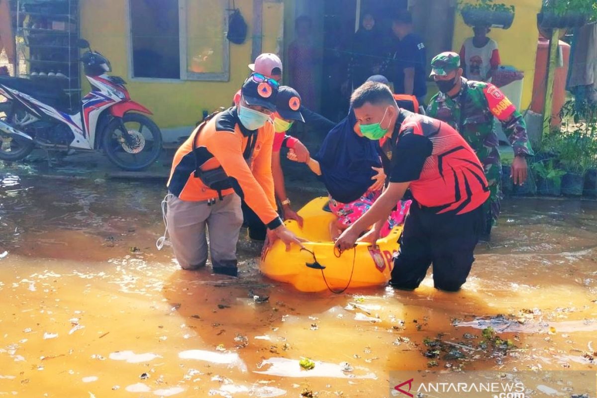 Flood swamps Sumber Sari,  E Kalimantan, and displaces 43 people