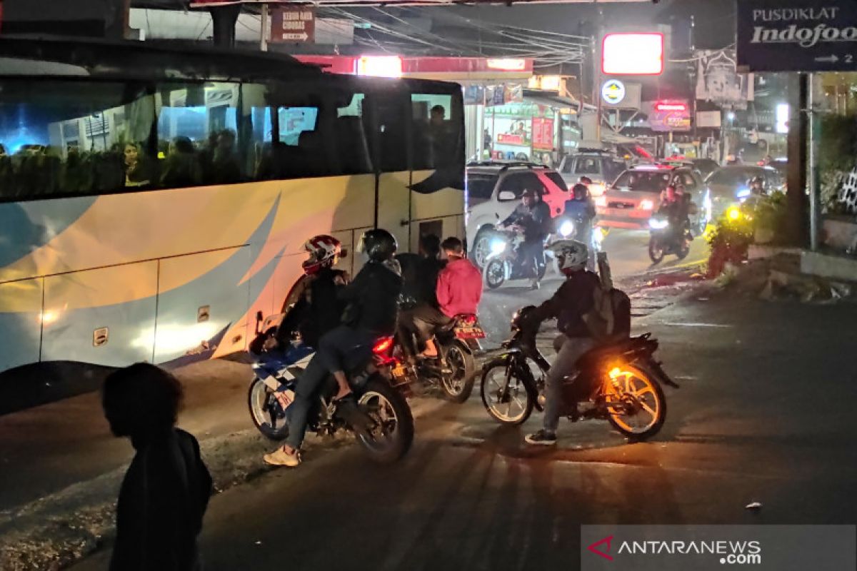 Sistem satu arah diberlakukan di jalur Puncak-Cianjur Minggu malam