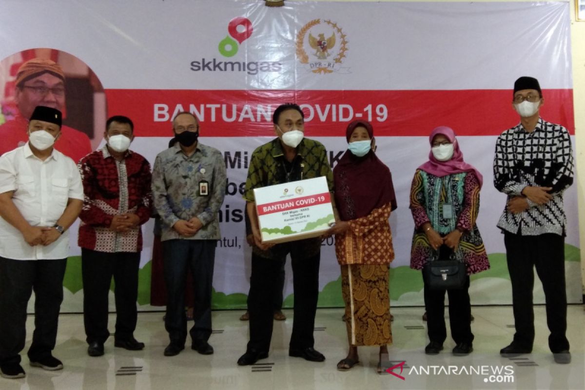 Anggota DPR RI menyalurkan bantuan COVID-19 bagi warga Bantul