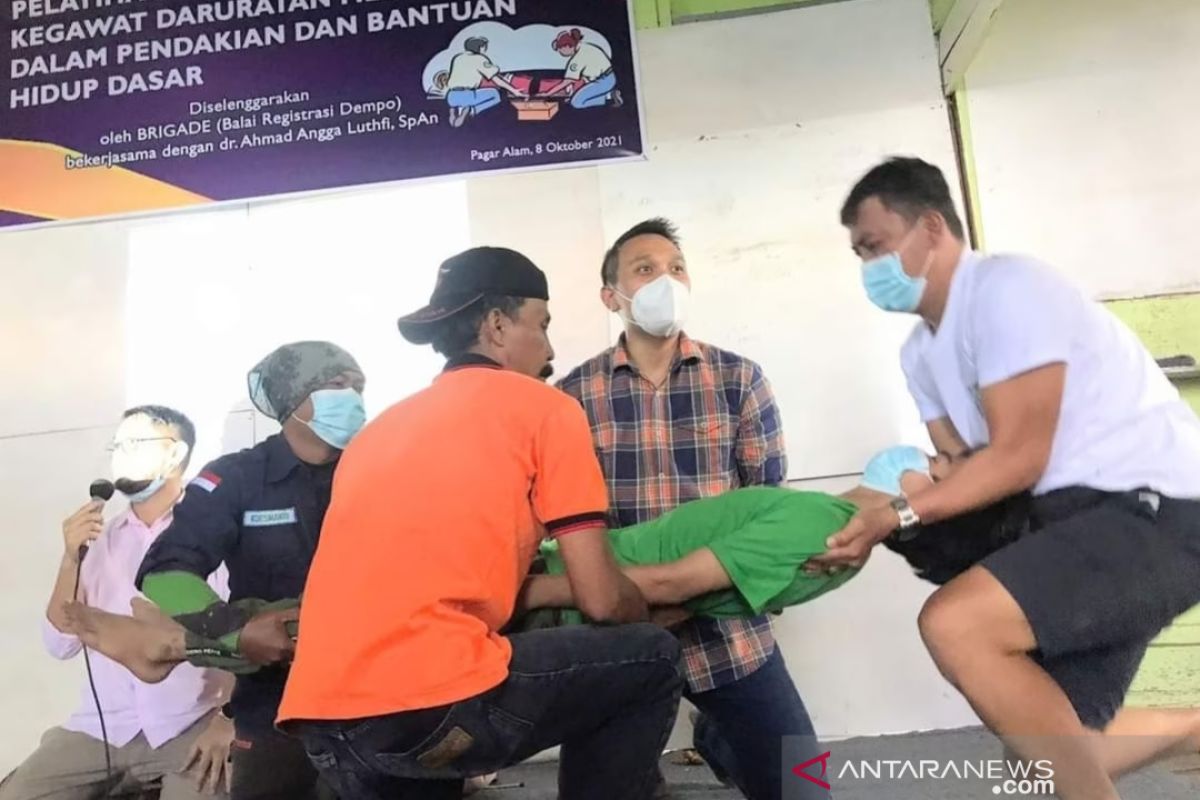 Tim penolong pertama pendakian Gunung Dempo latihan kedaruratan medis